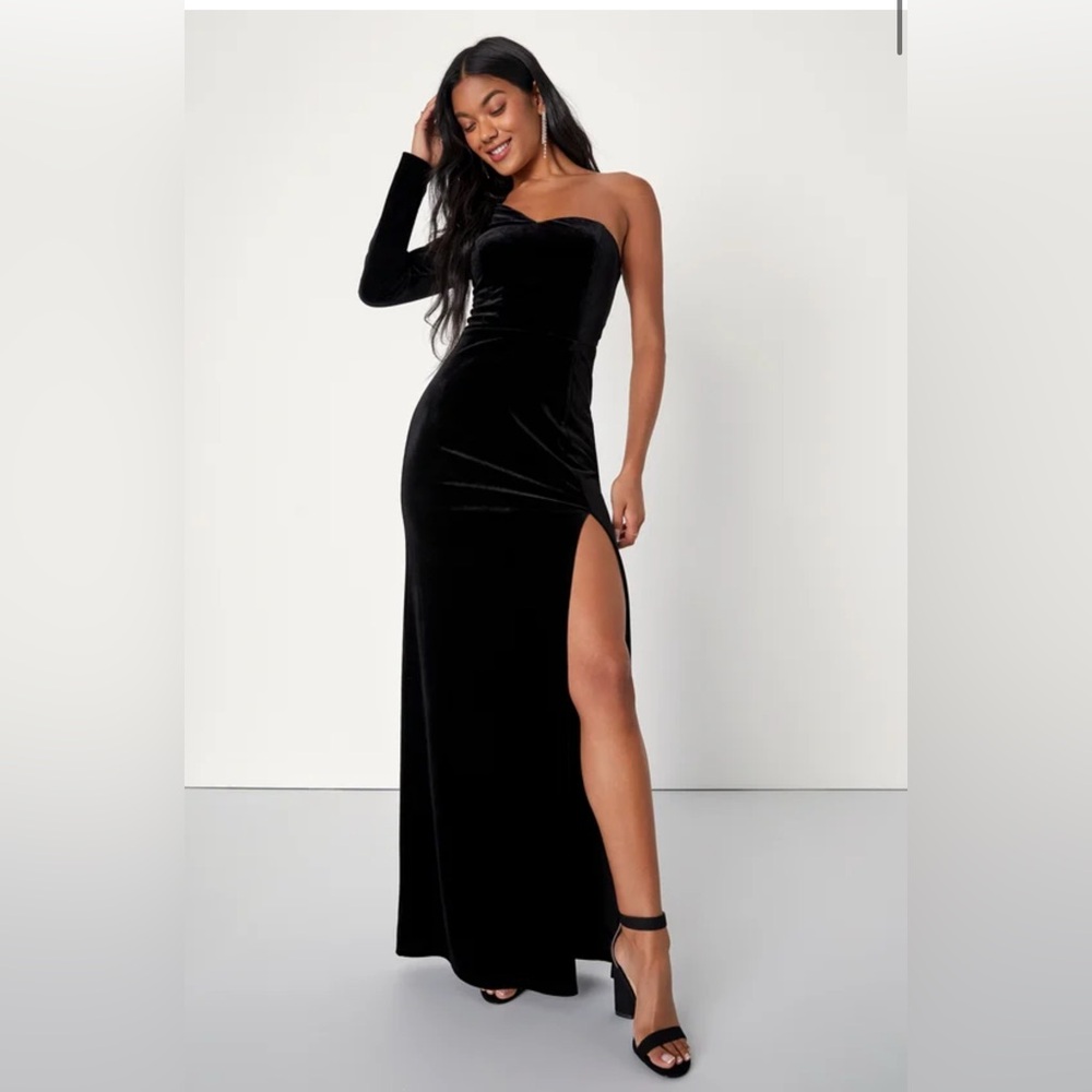NEVER Worn XL black velvet one sleeve Lulus evening gown, still has tags!